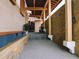 垂木の屋根と平瓦貼の壁